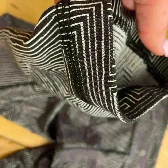 Lululemon Womens Thicker Crop leggings abstract maze print black white 6 - Picture 4 of 11